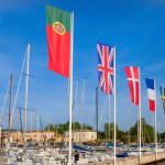 Een rij met vlaggen om bezoekers te verwelkomen in de haven van Bardolino Gardameer, Italië