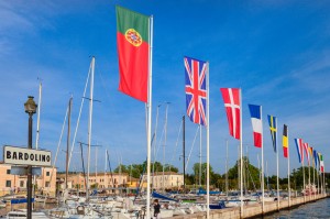 Een rij met vlaggen om bezoekers te verwelkomen in de haven van Bardolino Gardameer, Italië