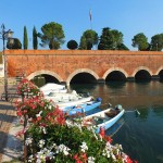 Een brug met bootjes in Peschiera del Garda